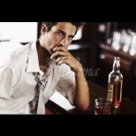 Какъв мъж е според напитката, която поръчва: Чисто уиски-Мъж, който определено знае какво прави, Шотове-Трябва да внимавате