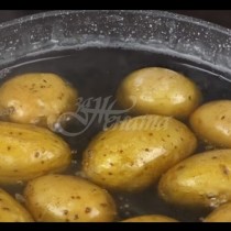 Една хватка, която прави и най-обикновените картофи, сварени с кожата във впечатляващо вкусно ястие