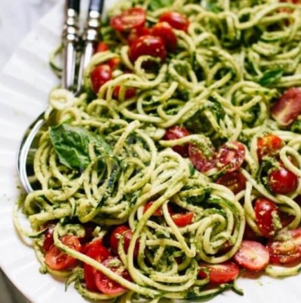 Оригинално, свежо и с много вкус: Спагети от тиквички с ароматно домашно песто.