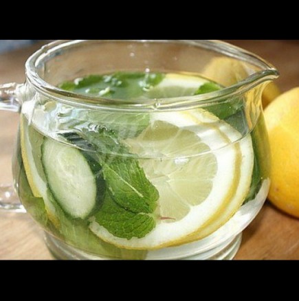 Краставицата с лимон ще ви помогне да стопите излишното от корема завинаги