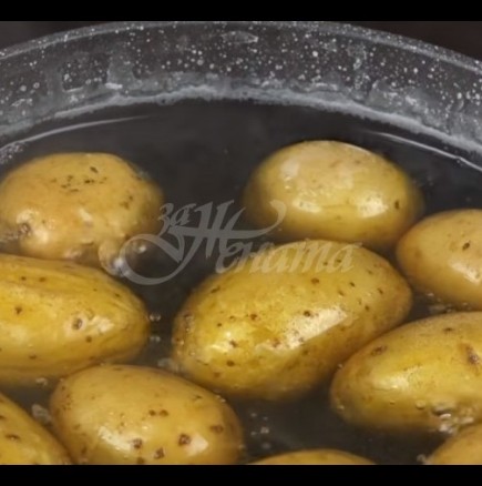 Една хватка, която прави и най-обикновените картофи, сварени с кожата във впечатляващо вкусно ястие