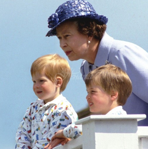 Снимките, които доказват, че кралица Елизабет е страхотна баба!