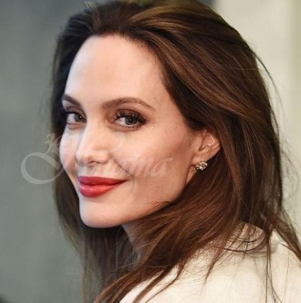 Тя привлече цялото внимание върху себе си: Анджелина Джоли се появи като британска принцеса в Лондон (Снимки)