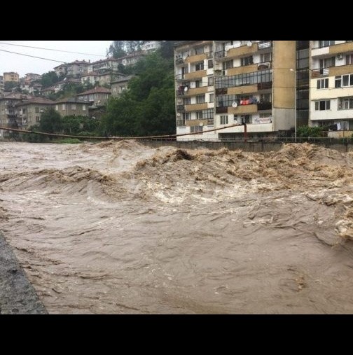 Кадри от бедствието и пороите в Смолян-Чепеларе и Пазарджик също са под вода