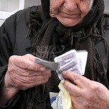 Хиляди български пенсионери с блокирани пенсии, започват да им описват жилищата