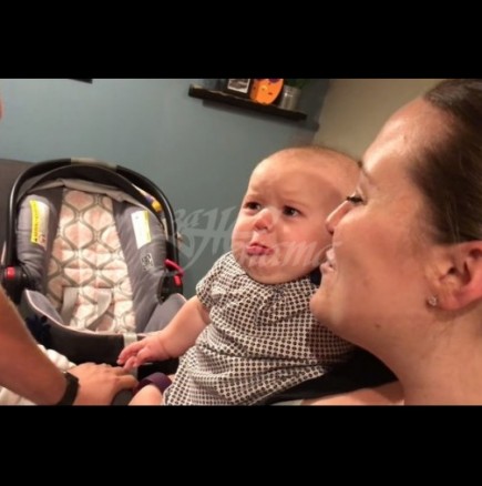 Бебето, което веднага започва да плаче, ако види родителите му да се целуват-Видео