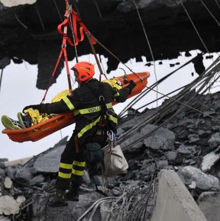Чуват се викове за помощ!-Спасителни екипи търсят още оцелели под моста в Генуа 