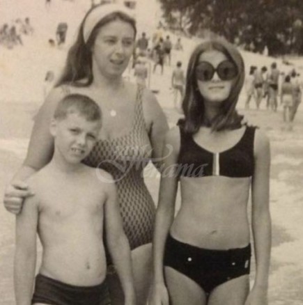 Една от най-известните български дами с майка си на морето, но още като дете-Можете ли да я познаете