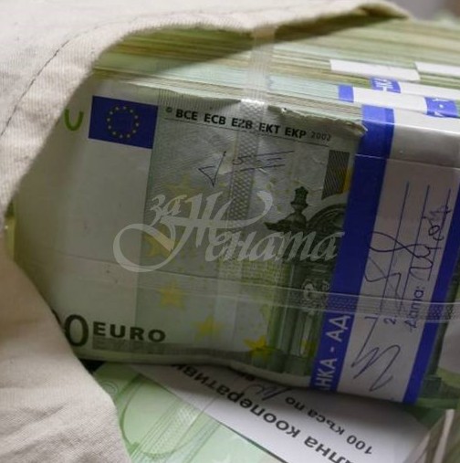 Ето пачките евро, които извират отвсякъде в имотите на Арабаджиеви