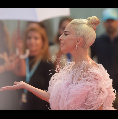 Отново Лейди Гага наелектризира публиката с пищен тоалет, този път на кинофестивала във Венеция (СНИМКИ)
