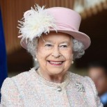Всички се чудят, защо кралица Елизабет носи едни и същи обувки 7 години, причината е шокираща