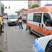 Кола се вряза в търговски център в София 