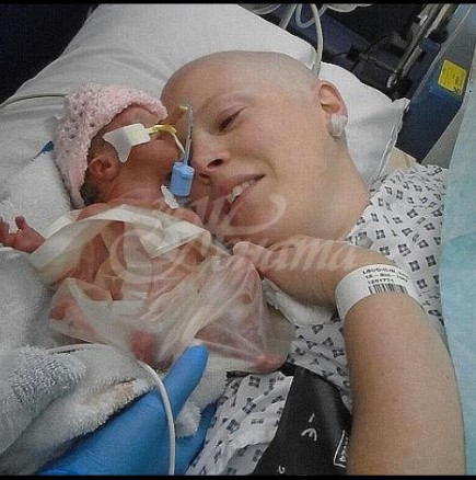 "Твоят избор уби дъщеря ти!" Думите са към болна от рак, която отлага лечението си, за да роди детето си