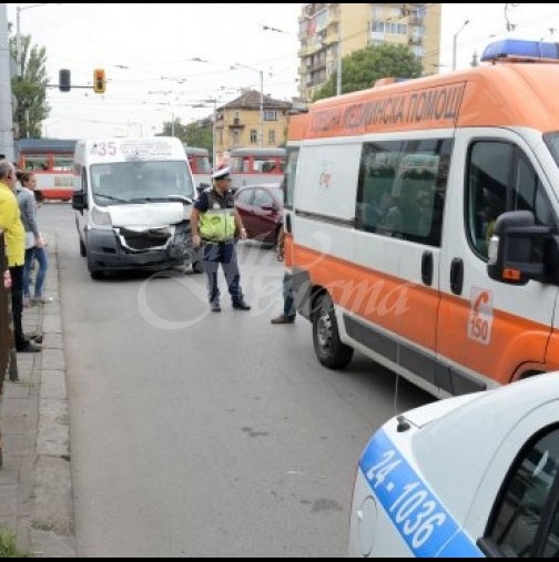 Кола се вряза в търговски център в София 
