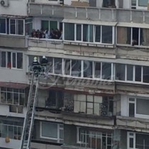 Младоженец взе булката с пожарникарска стълба от 6-ти етаж на блока