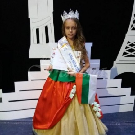 Красиво българско момиче стана Мини мис Свят-Наричат я детето чудо