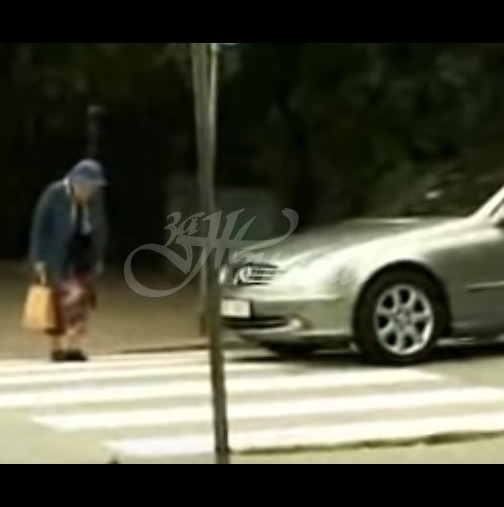 Нервен шофьор започна да свири с клаксона на възрастна жена, да пресича по-живо-Тя му даде заслужен урок!