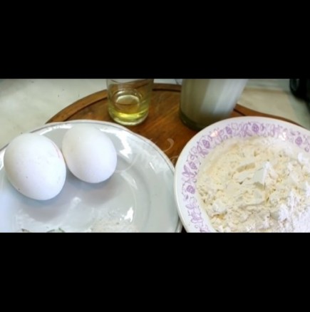 Малко мляко, яйца, брашно и хоп закуската е готова