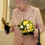 Готвачът на Елизабет II с шокиращо разкритие, как кралицата яде банан