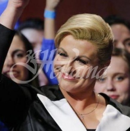 Всички гледаха в краката на хърватската президентка. Моден гаф или не, прецените вие? (снимка)