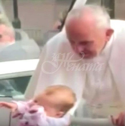 Папата целува по главата бебе, което има рядък вид тумор - 2 месеца по-късно, родителите разбират нещо изумително