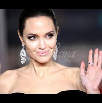 Щастлива Коледа за Анджелина Джоли с нова любов