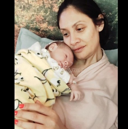 Плачков показа половинката си Мариана Попова, прегърнала нежно дъщеря им Екатерина,