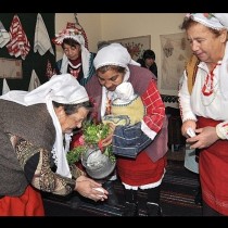 Във вторник е прекрасен празник-Преди изгрев слънце майките с деца правят специален ритуал