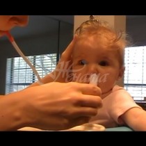 Противно, или естествено-Майка показа видео, на което показва какво вади от носа на бебето си