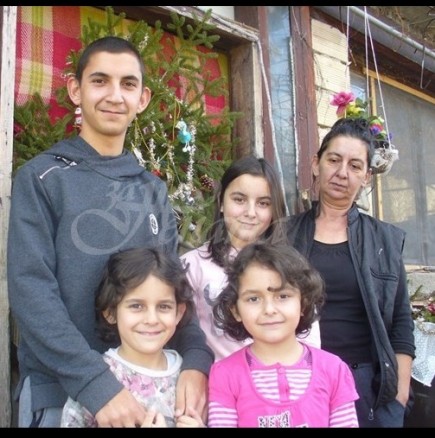Достойна българска майка се грижи за 13-те си деца без помощи!  