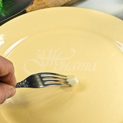 Защо трябва да разтривате чесънът върху чинията, един трик, който всички забравиха!