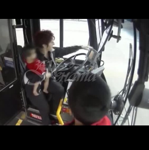 Автобусен шофьор спаси бебе, което се разхожда само по оживен път