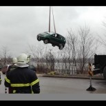 Майка забрави да дръпне ръчната  и колата с детето вътре падна в пропаст край река Дунав