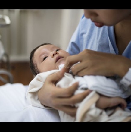 Непорочно зачатие: Девствена жена роди бебе, твърди, че не е докосвала мъж