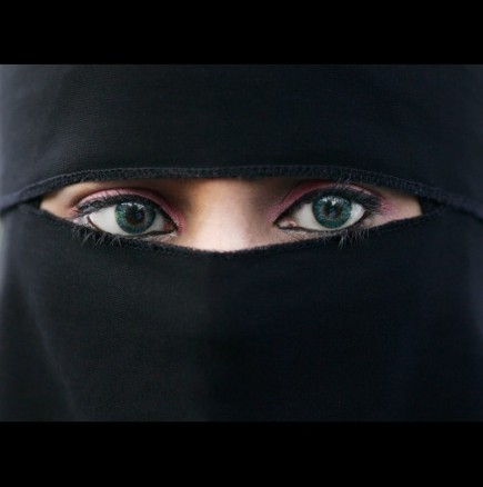 "Ще те хванем дори да идеш на края на света!" Проклятието да си жена в Саудитска Арабия