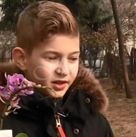Ученик на 10 години събра пари, за да купи любимото цвете за рождения ден на майка си