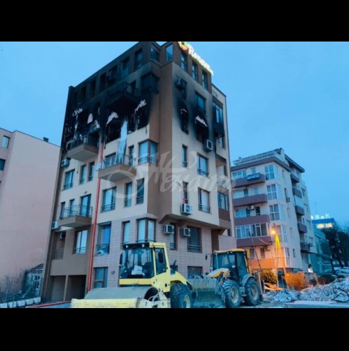Пожар изпепели сграда във Варна, пламъците взеха жертва (ВИДЕО)