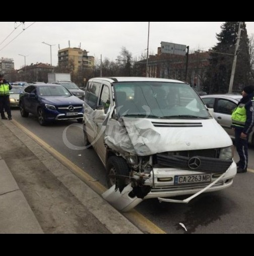 Деси Банова- Плевнелиева катастрофира, откараха я в болница