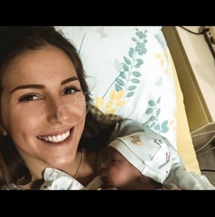 Алекс Петканова откровено и без Фотошоп - ето как реално изглежда тялото ѝ 2 месеца след раждането (Снимки):