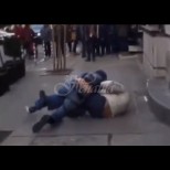 Камера засне жесток бой между двама мъже в центъра на София - поводът за боя смая всички:
