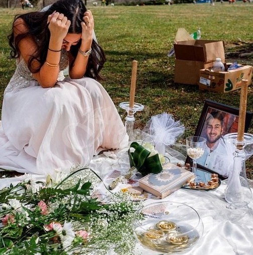 Млада жена облече сватбената рокля и отиде на гробищата, където лежеше съпругът ѝ