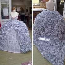 Създадоха булчинска рокля от документи за развод