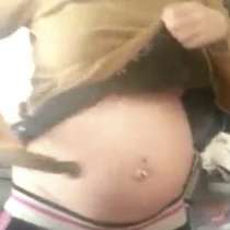 Видео на бременна жена, която удря корема си с чук!