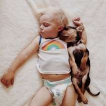Неустоимо сладки: Кученце и бебе спят заедно 