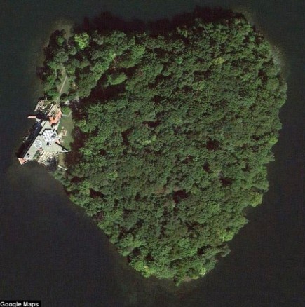 Вижте острова във формата на сърце и къщата, които Анджелина Джоли подари на Брад Пит
