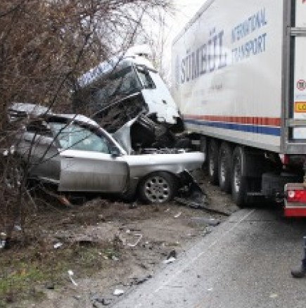 Български ТИР катастрофира тежко. Един човек загина, а 17 са ранени