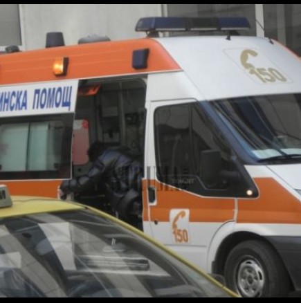 Момченце с играчка в трахеята чака 1 час линейка да го откара в София