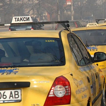 Таксиметрова шофьорка е пребита жестоко от 3-ма имигранти в София