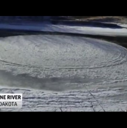 Видео с невиждан странен леден диск на повърхността на реката 