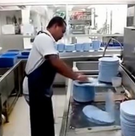 Вижте как се измиват 50 чинии за 10 секунди!